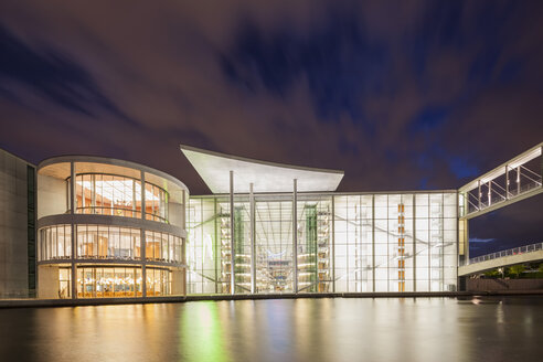 Deutschland, Berlin, Legislativgebäude des Paul-Loebe-Hauses bei Nacht - FOF005031