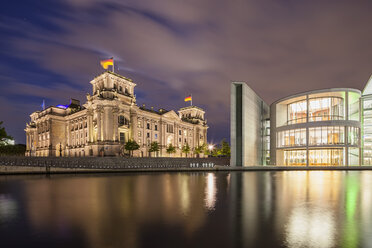 Deutschland, Berlin, Blick auf Reichstagskuppel und Paul-Loebe-Haus bei Nacht - FOF005032