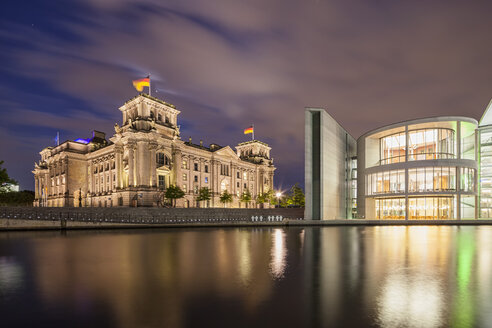 Deutschland, Berlin, Blick auf Reichstagskuppel und Paul-Loebe-Haus bei Nacht - FOF005032