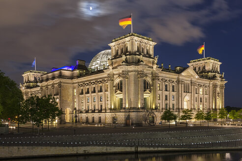 Deutschland, Berlin, Reichstagskuppel an der Spree bei Nacht - FOF005033