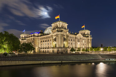 Deutschland, Berlin, Reichstagskuppel an der Spree bei Nacht - FOF005034