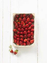 Strawberries in wooden box - KSWF001039