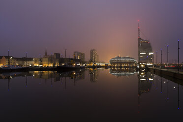 Deutschland, Bremerhaven, Ansicht der Stadt mit Hafen - SJ000006