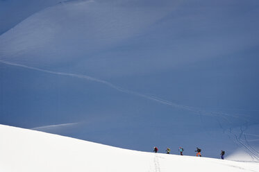 Austria, People skiing on mountain at Salzburger Land - RNF001187