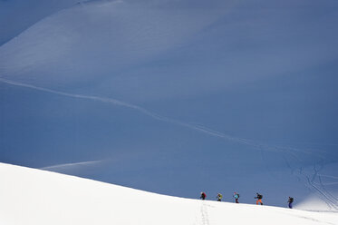 Österreich, Menschen beim Skifahren am Berg im Salzburger Land - RNF001187