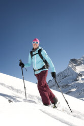 Österreich, Frau beim Skifahren am Berg im Salzburger Land - RN001170