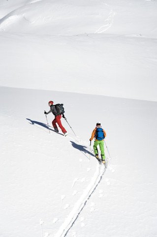 Österreich, Männer beim Skifahren am Berg im Salzburger Land, lizenzfreies Stockfoto