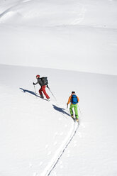 Österreich, Männer beim Skifahren am Berg im Salzburger Land - RN001172