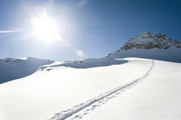 Österreich, Skispur auf verschneitem Berg - RNF001173