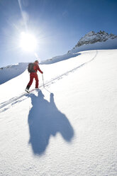 Österreich, Mann beim Skifahren am Berg im Salzburger Land - RN001175