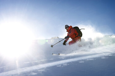 Österreich, Mann beim Skifahren im Pulverschnee im Salzburger Land - RN001180