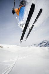 Österreich, Mann springt mit Ski auf Berg - RN001155