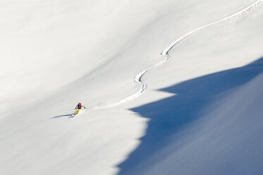 Austria, Man skiing on mountain at Alpbachtal - RN001168