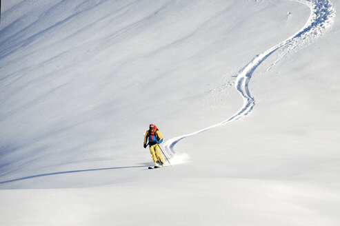 Österreich, Mann beim Skifahren am Berg im Alpbachtal - RN001169