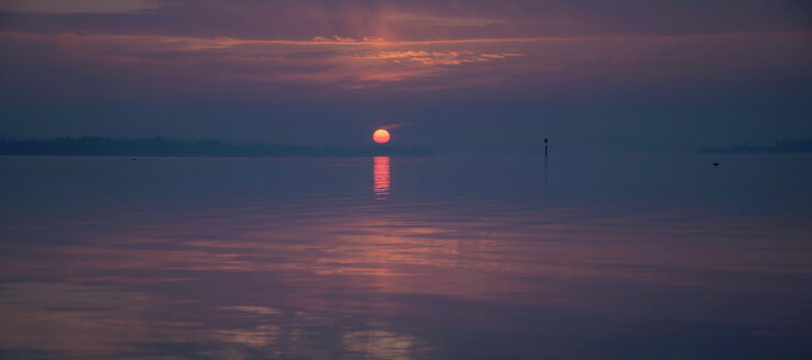 Deutschland, Baden Württemberg, Blick auf den Bodensee bei Sonnenaufgang - BSTF000020