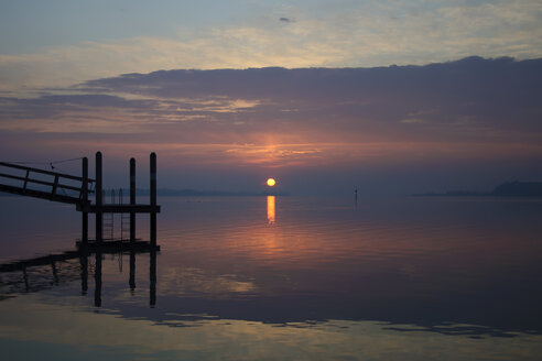 Deutschland, Baden Württemberg, Blick auf den Bodensee bei Sonnenaufgang - BSTF000021