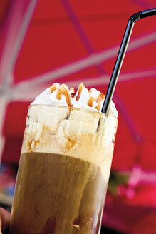 Glas Eiskaffee mit Schlagsahne und Trinkhalm, Nahaufnahme - CSF017820