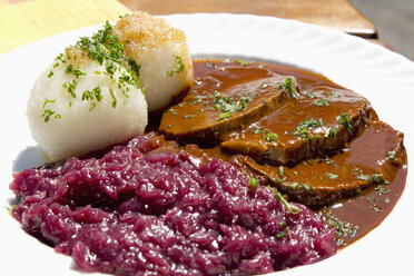 Teller mit Sauerbraten, mariniertem Rindfleisch mit Rotkohl und Kartoffelknödel - CSF017821