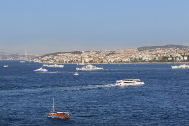 Türkei, Istanbul, Blick auf den Bosporus und den Stadtteil Uskudar im Hintergrund - SIEF003529