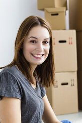 Germany, Munich, Portrait of young woman, smiling - SPOF000261