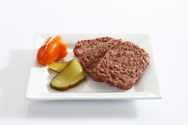 Scheibe Rindfleisch und Mais in Teller auf weißem Hintergrund, Nahaufnahme - CSF017826