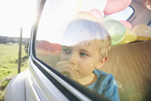 Deutschland, Nordrhein-Westfalen, Köln, Junge im Auto schaut durch Fenster, Nahaufnahme - PD000323