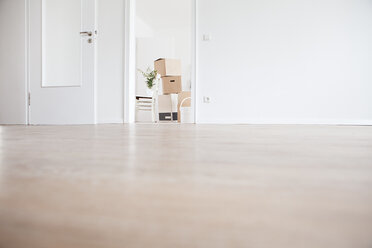 Moving house with box and chair in background - FMKF000515