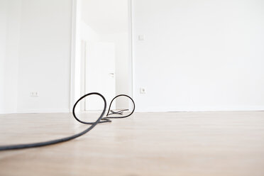 Moving house with power plug on wooden floor - FMKF000518