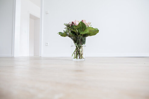 Umzug mit Flowervase auf Holzboden - FMKF000520