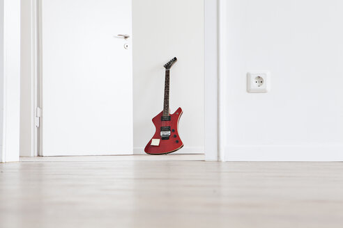 Gitarre an der Wand lehnend - FMKF000524