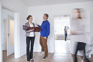 Couple making an agreement with estate agent - FMKF000707