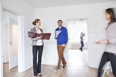 Couple making an agreement with estate agent - FMKF000708