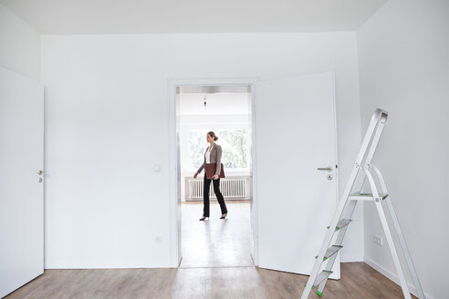 Woman with file walking on floor - FMKF000542