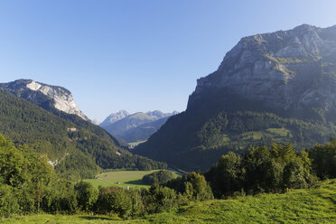 Österreich, Vorarlberg, Blick auf den Berg Kanisfluh rechts und den Bregenzer Wald - SIEF003536