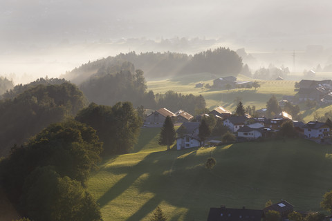Österreich, Vorarlberg, Blick auf Landschaft mit Haus im Bregenzer Wald, lizenzfreies Stockfoto