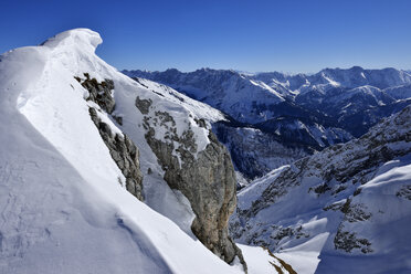 Deutschland, Bayern, Blick auf Karwendelgebirge und Bayerische Alpen - ESF000322