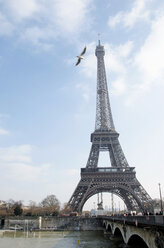 Frankreich, Paris, Blick auf den Eiffelturm in der Nähe des Flusses Seine - ONF000007