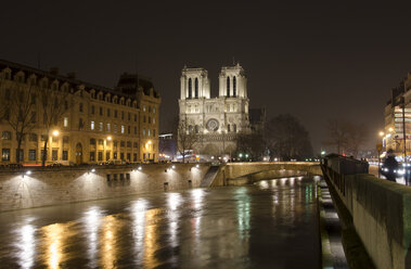 Frankreich, Paris, Blick auf Notre Dame de Paris und die Seine bei Nacht - ON000008