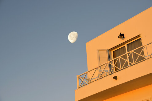 Spanien, Aufgehender Mond über Balkon - ONF000098