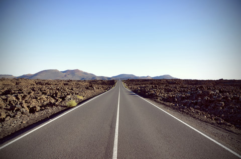 Spanien, Blick auf gerade und endlose Straße, lizenzfreies Stockfoto