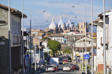 Ecuador, Blick auf die Neue Kathedrale und die Stadt Cuenca - ON000047