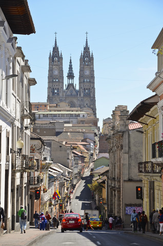 Ecuador, Quito, Blick auf die Basilika del Voto Nacional und die Straße, lizenzfreies Stockfoto