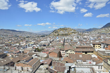 Ecuador, Quito, Blick auf die Stadt mit Bergen im Hintergrund - ONF000112