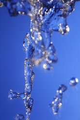 Plätscherndes Wasser vor blauem Hintergrund - JTF000315