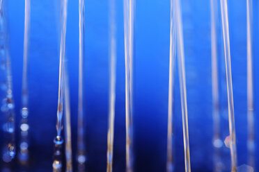 Plätscherndes Wasser vor blauem Hintergrund - JTF000311