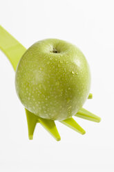 Grüner Apfel auf Gabel, Nahaufnahme - CSF017860