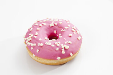 Doughnut mit rosa Zuckerguss auf weißem Hintergrund, Nahaufnahme - CSF017874