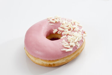 Doughnut mit rosa Zuckerguss auf weißem Hintergrund, Nahaufnahme - CSF017877