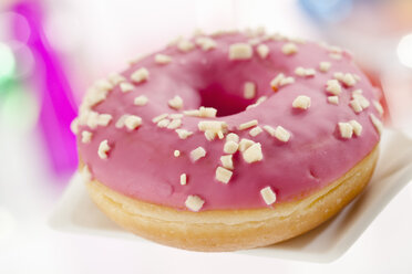 Doughnut mit rosa Zuckerguss und Streuseln, Nahaufnahme - CSF017891