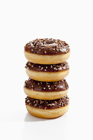 Doughnuts mit Schokoladenglasur und Streuseln, Nahaufnahme, lizenzfreies Stockfoto